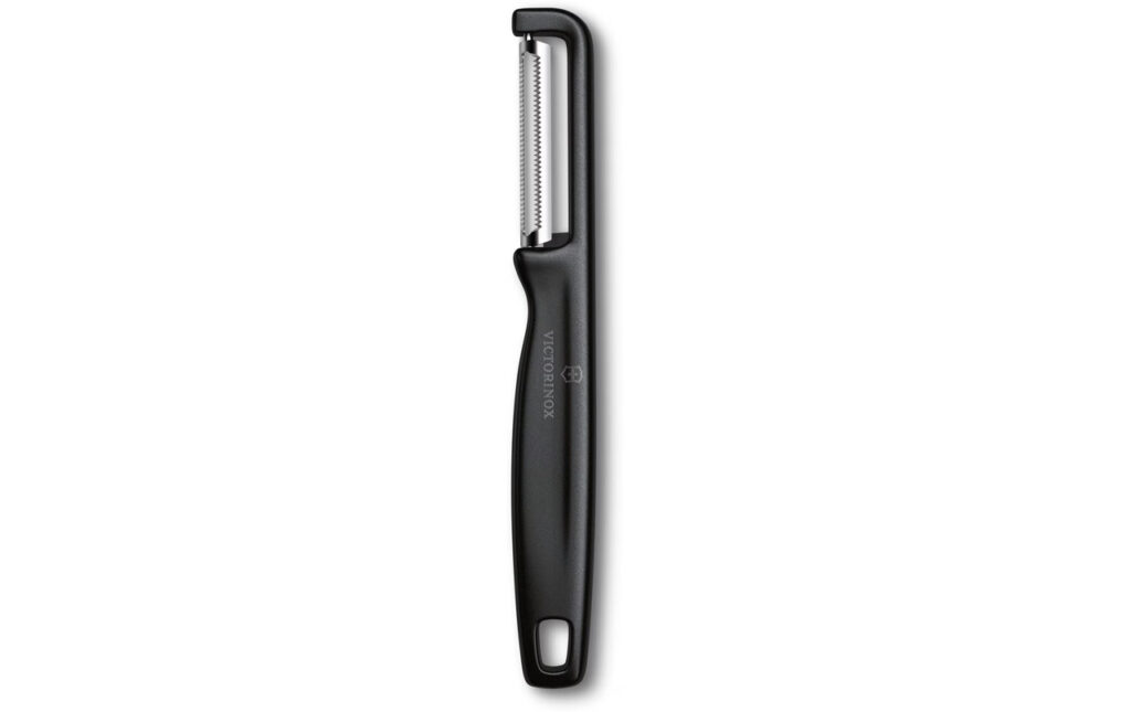 תמונת מוצר - קולפן ירקות Victorinox Iota להב משונן נירוסטה ידית שחורה 6.0943.3